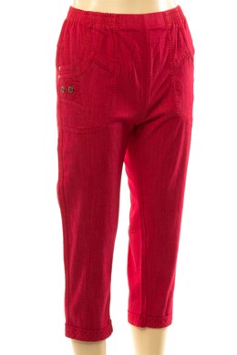 Stumpe bukser med elastik i taljen og stræk i rød til damer. Capri bukser i model Pia med slank pasform og finde detaljer.
